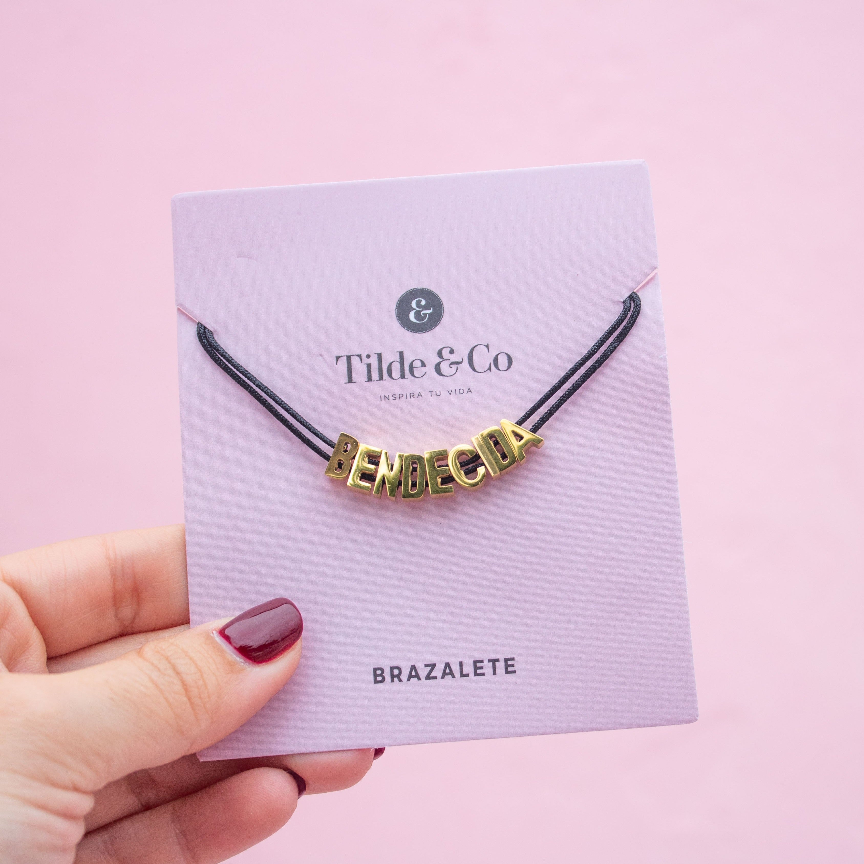 Pulsera con mensaje inspirador de Bendecida de la compañía Tilde and Co