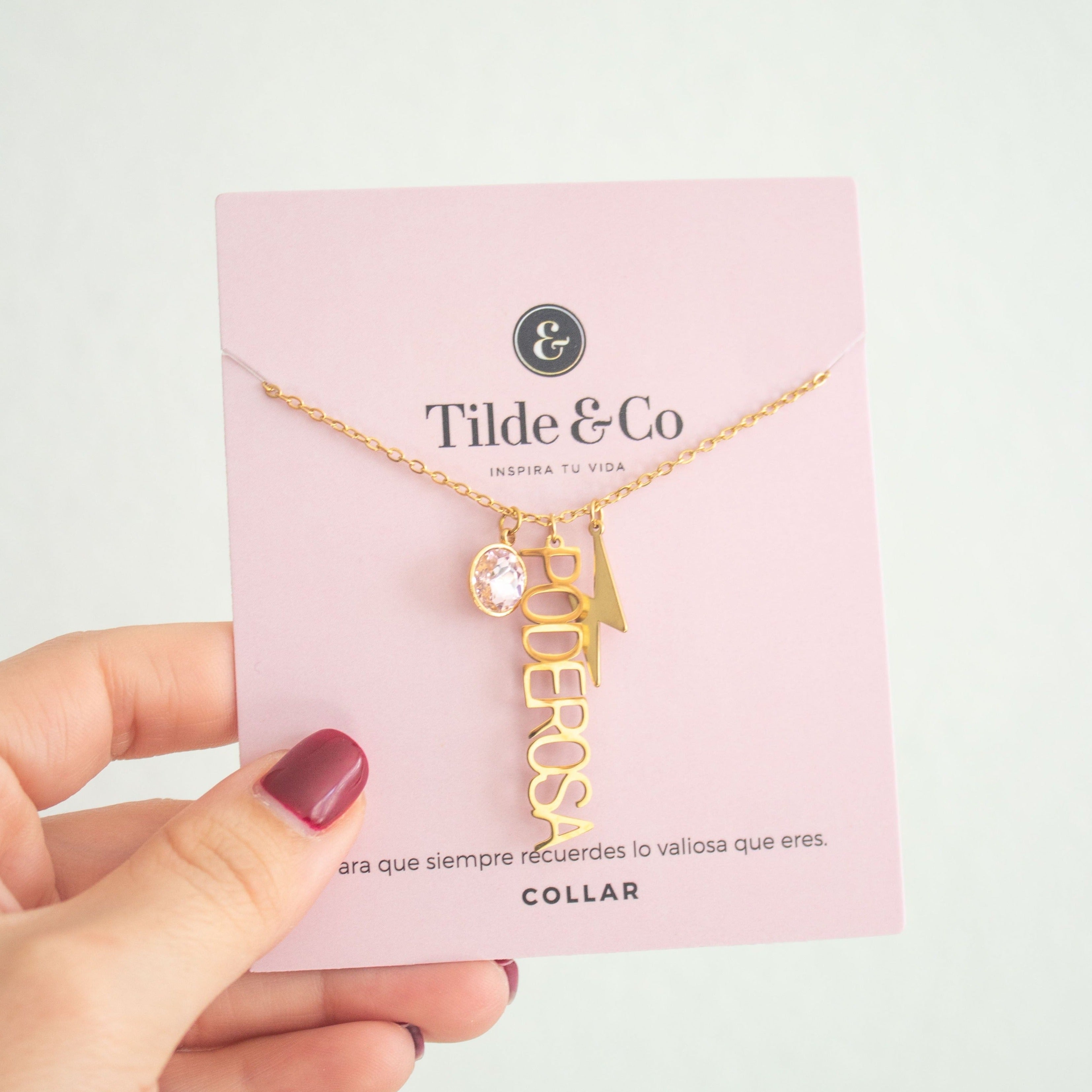 Collar con el mensaje de Poderosa